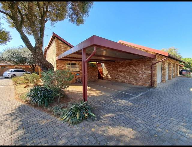 3 BEDROOM TOWNHOUSE FOR SALE IN ROOIHUISKRAAL NORTH
